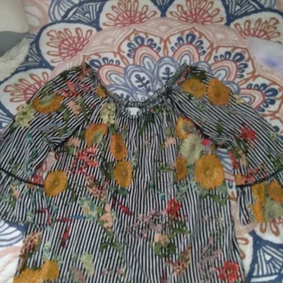 A beautiful shirt for spring 🌻 - Picture 2 of 5